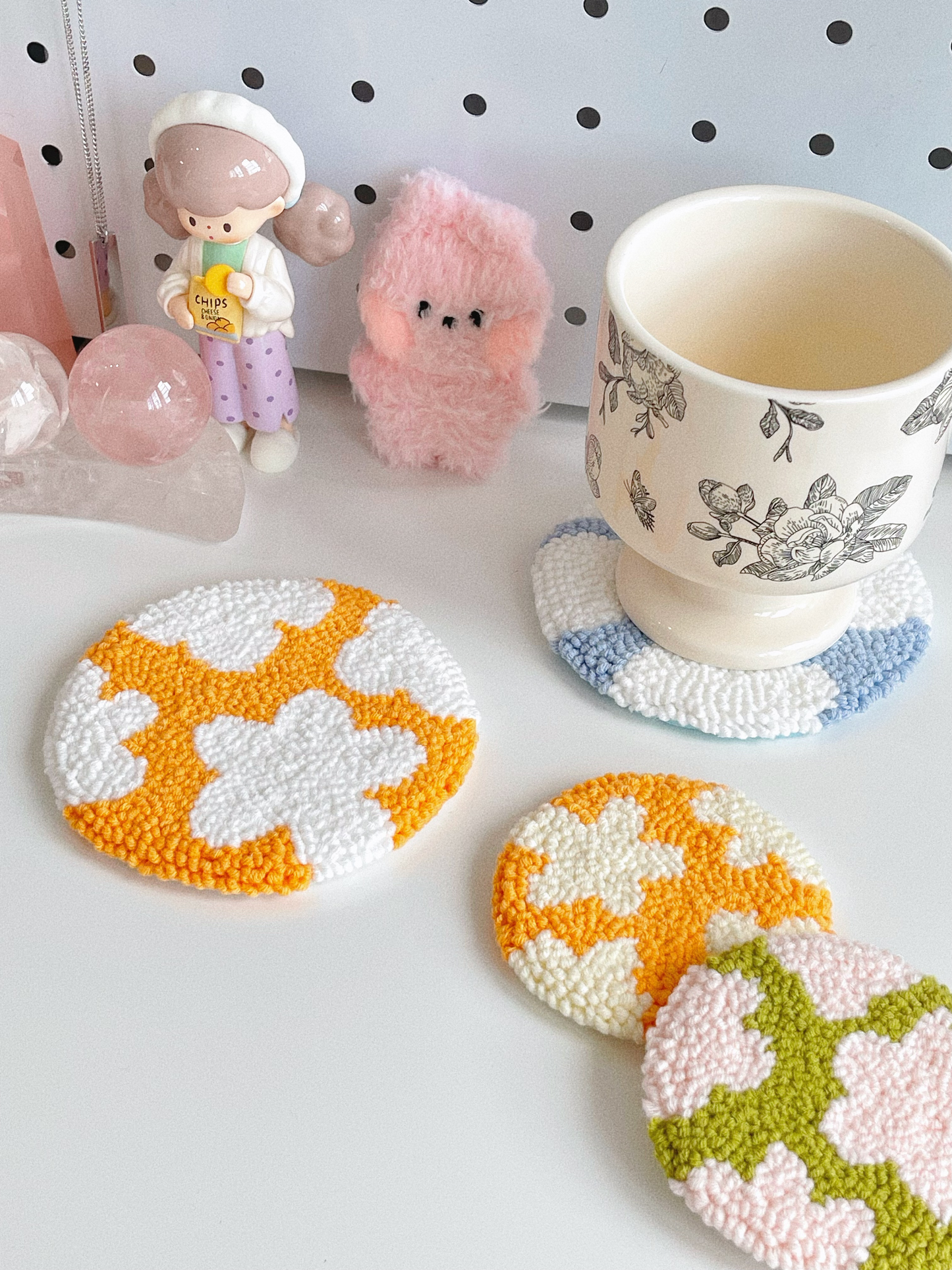 daisy mug rug ⊹